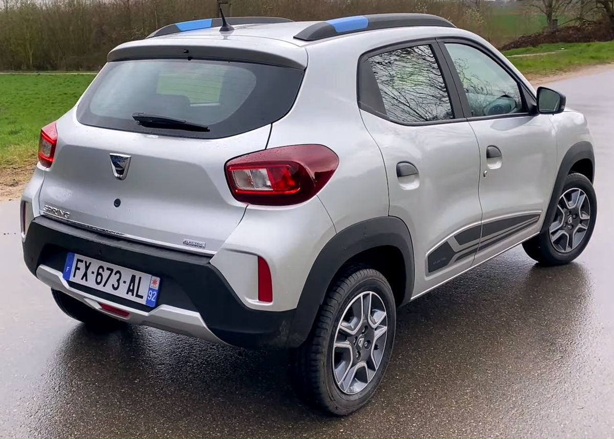 File:2021 Dacia Spring Electric (France) rear view 01.png