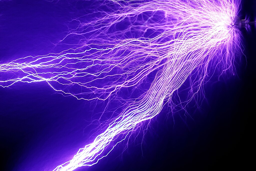 File:225W Zeus Tesla coil - arcs2 (cropped).jpg ...

