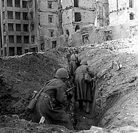 Soviet soldiers running through trenches in the ruins of Stalingrad 62. armata a Stalingrado.jpg