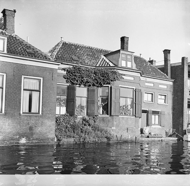 File:Achtergevel gezien van de Haarlemmerweg, voormalige woning van Hr. Bicker Caarten - Leiden - 20136524 - RCE.jpg
