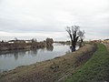 Il fiume Adige, visto dall'argine, che taglia il centro della città