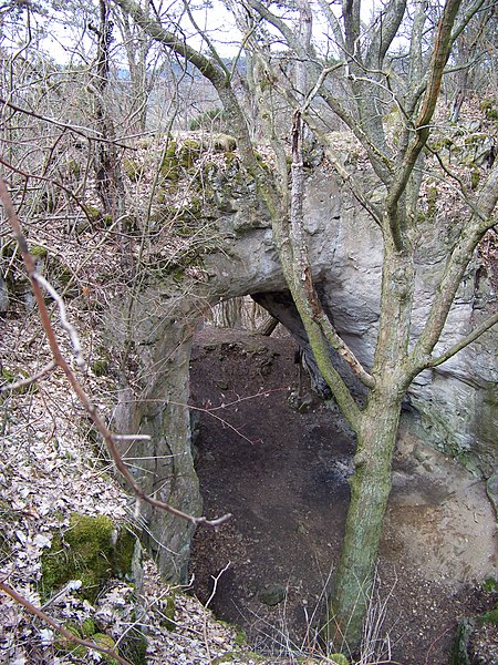 File:Aksamitova brána, shora.jpg