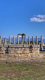 Миниатюра для Файл:Ancient colonnade on the background of a mountain range.jpg