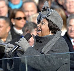 A cantaire estausunidense Aretha Franklin o 20 de chinero de 2009 mientres d'a toma de posesión d'o president d'Estaus Unius Barack Obama.