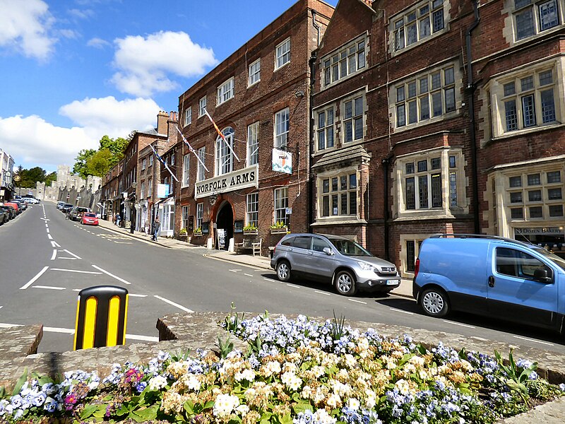 File:Arundel High Street - geograph.org.uk - 5738365.jpg