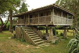Asturian panera (hórreo with more than 4 stilts or "pegollos") (28830069173).jpg