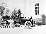 Bil med kégresseband utanför Alexanderpalatset i Tsarskoje Selo, januari 1917