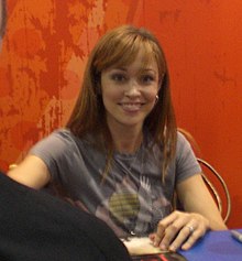 Autumn Reeser signing autographs for Lost Boys: The Tribe fans in 2008 Autumn Reeser.jpg