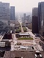 Set fra taget af Grande Arche, forbi skyskraberne i La Défense og ned ad Axe historique.