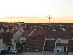 En grande banlieue les quartiers pavillonnaires s'étendent toujours plus loin aux marges de l'agglomération. Ici, Savigny-le-Temple (Seine-et-Marne) en grande banlieue sud-est, à 35 km du centre de Paris.