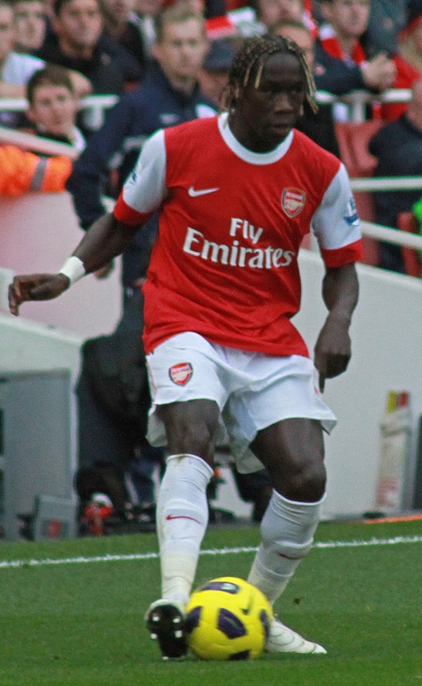 Sagna playing for Arsenal in 2010