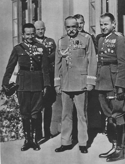 Polish aviators - winners of Challenge 1934: pilot Jerzy Bajan (left) and mechanic Gustaw Pokrzywka (right) with Marshal Józef Piłsudski (center).