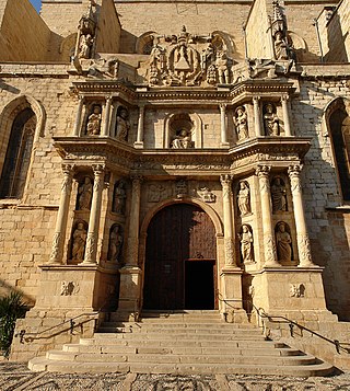 Barroque entrance - Church of Santa Maria in Montblanc.jpg