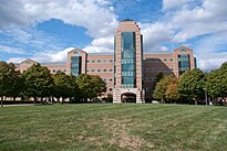 Institut Beckman untuk Sains dan Teknologi Lanjut merupakan fasilitas interdisipliner terbesar di kampus UIUC dengan luas 29.100 m²