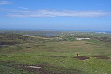 Vue de l'Ouest de Benbecula depuis Ruabhal, Baile a’ Mhanaich est visible en haut à droite.