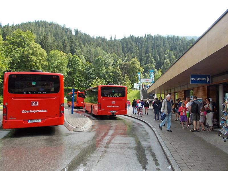 File:Berggasthof Obersalzberg-parcheggio pullman - panoramio.jpg