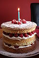 Malinowy tort urodzinowy oprószony cukrem pudrem