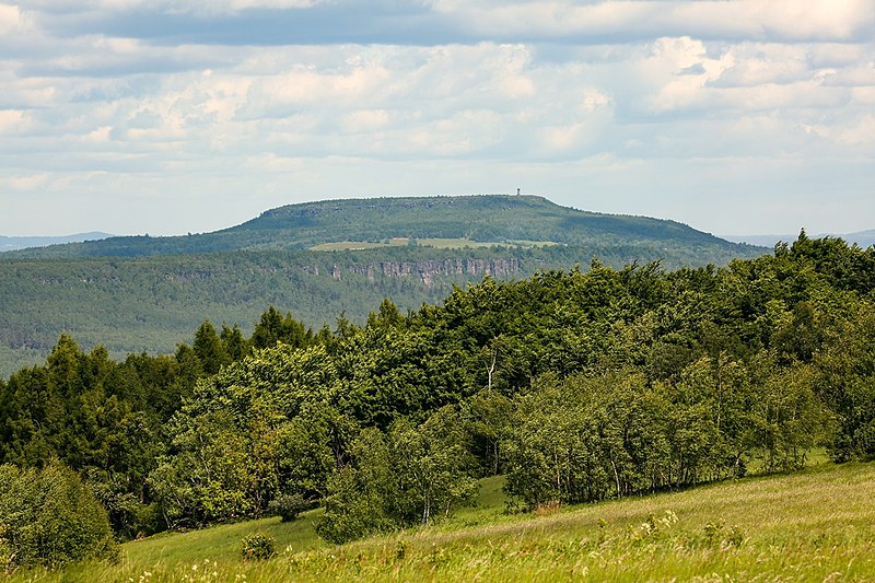 File:Blick von der Nollendorfer Höhe (Nakléřovská výšina) zum Hohen Schneeberg (Děčínský Sněžník) (Foto Norbert Kaiser).jpg