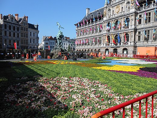 Bloementapijt Grote Markt en vlaggen gevel Stadhuis, Antwerpen: een ontwerp van AMVK, 2015