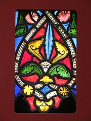 Bordure de vitrail à décor de bouquets de palmettes tête-bêche dans des rinceaux formant des motifs cordiformes