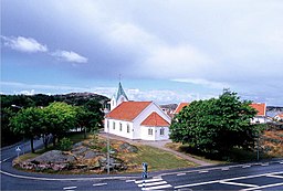 Kyrkan invid landsvägen mot Hunnebostrand.