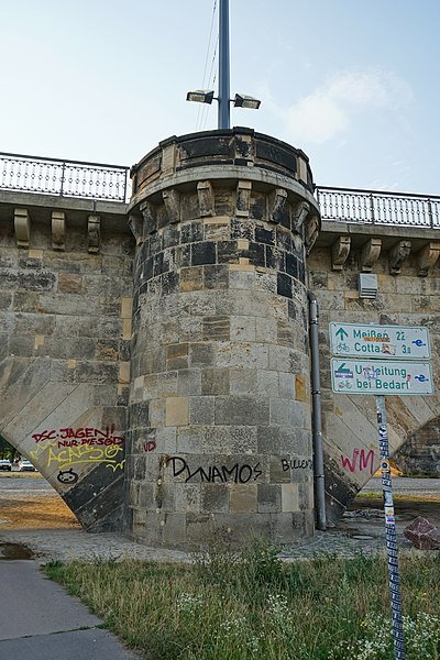 File:Brückenpfeiler Dresden 02082019 015.jpg