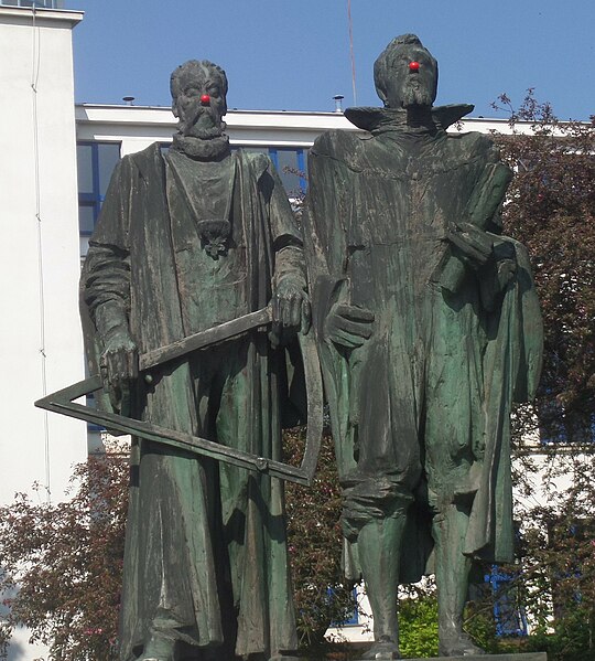 File:Brahe and Kepler statue, Prague - red-nosed.jpg