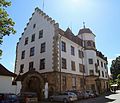 Brettermarkt 2; ehemaliges Hauptzollamt, freistehender, dreigeschossiger Bau mit Treppengiebeln und historisierenden Gliederungen, bezeichnet 1910; gemauerte Einfriedung und Wandbrunnen, gleichzeitig. This is a picture of the Bavarian Baudenkmal (cultural heritage monument) with the ID D-7-76-116-47 (Wikidata)