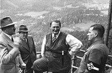 Lederen for Hitlerjugend, Baldur von Schirach, (til høyre) i samtale med blant andre rikskansler Adolf Hitler og Hermann Göring i Obersalzberg 1936. Foto: Deutsches Bundesarchiv