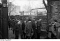 Bundesarchiv Bild 183-19000-1267, Berlin, Jugendliche auf dem Heimweg von der Arbeit.jpg