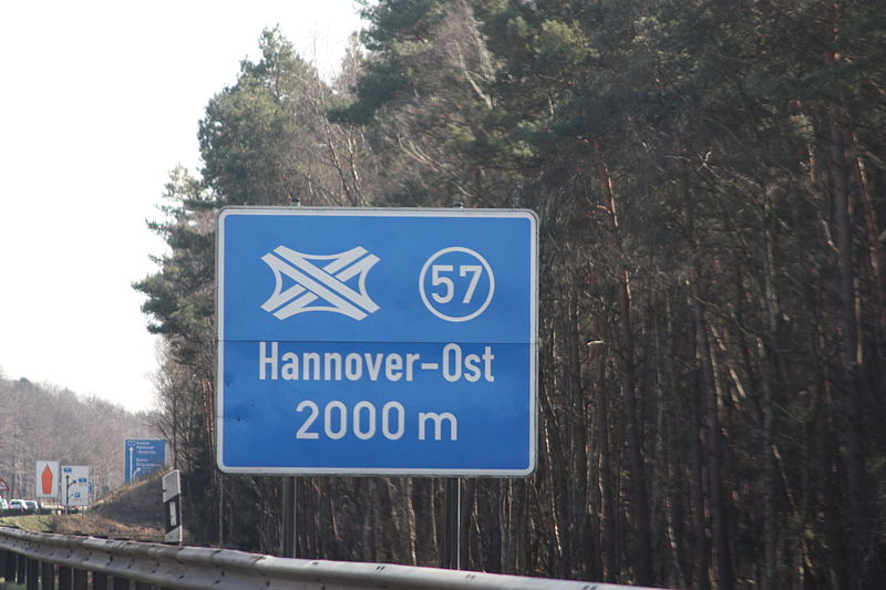 File:Bundesautobahn signs Autobahnkreuz Hannover OstIMG 1978.JPG