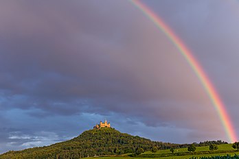 Le château de Hohenzollern sous un arc-en-ciel (Bade-Wurtemberg). (définition réelle 4 875 × 3 250)