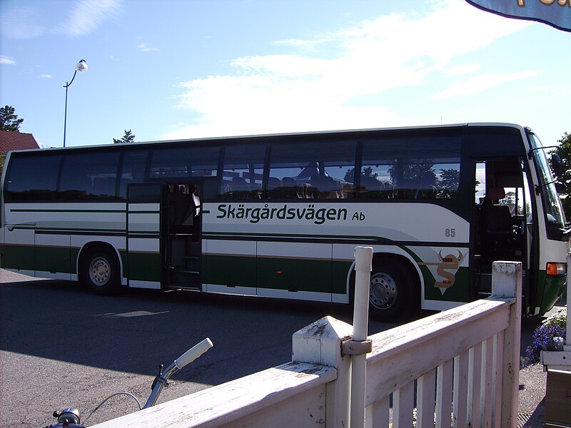 File:Buss vid busstationen i Korpo centrum, den 28 juni 2007.JPG