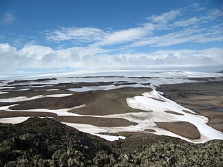 Blick von der Basis der Byers-Halbinsel nach Osten auf den Rotch Dome (Hintergrund) mit der davor aufragenden Urvich Wall