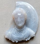 Gema tallada que retrata a un emperador de la segunda mitad del siglo IV, quizás Juliano el Apóstata. Cabinet des Medailles.