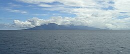 L'île Camiguin, vue depuis la baie de Macajalar.jpg