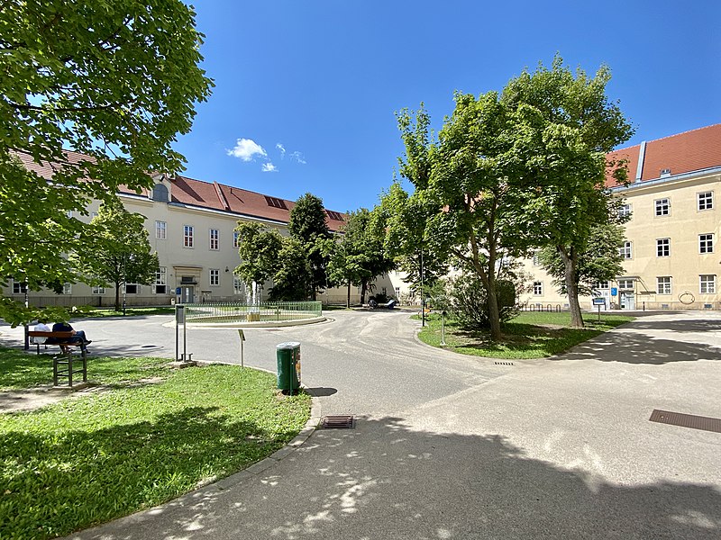 File:Campus Uni Wien Hof 7 01.jpg