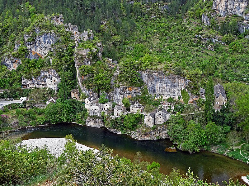 File:Castelbouc village by the river Tarn.jpg