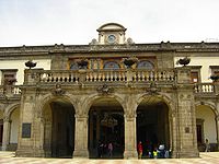 Vista desde el patio de armas de la entrada principal del castillo de Chapultepec en la cima de el cerro de Chapultepec.