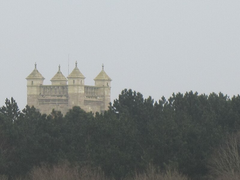 File:Château de Saint-Pierre-Église - Vue sur le clocher.JPG