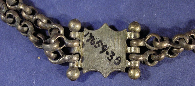 File:Chain and clasp (AM 1932.233-6).jpg