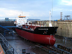 Una nave in bacino di carenaggio