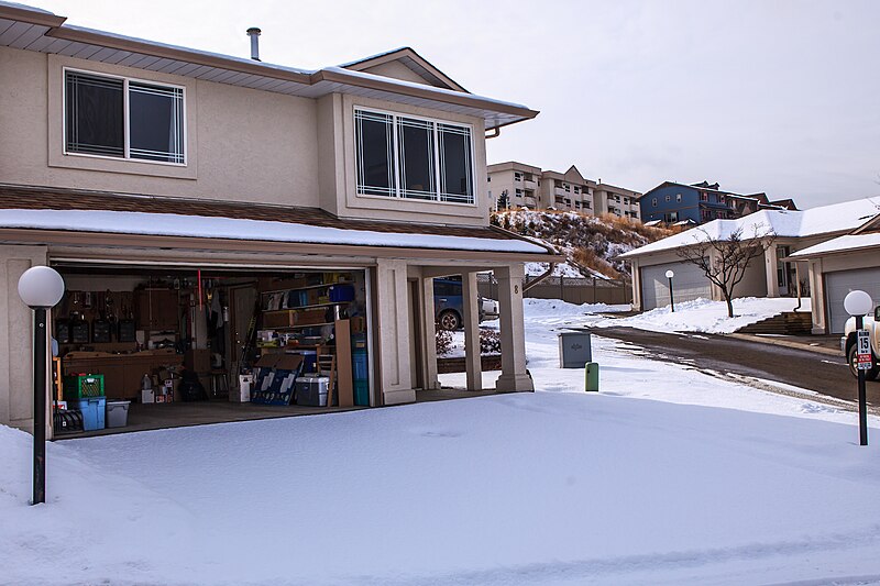 File:Chez Fou-Welcome home to 20 cm new snow on my driveway (6849912220).jpg