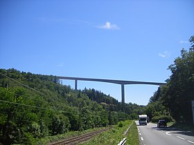 O viaduto sobre a linha de Béziers a Neussargues e a antiga RN 9.