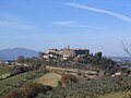 Borgo di Cicignano con particolate cinta muraria tonna tonna circolare, sullo sfondo i Monti Cimini e l'Umbria