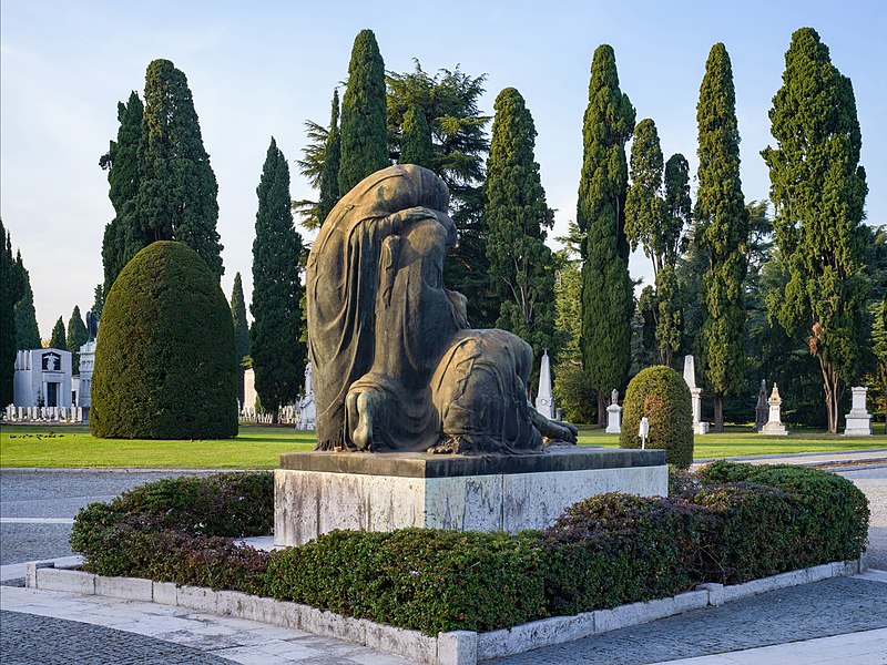 File:Cimitero monumentale Vantiniano gruppo Pietà di Ermenegildo Luppi lato Est Brescia.jpg