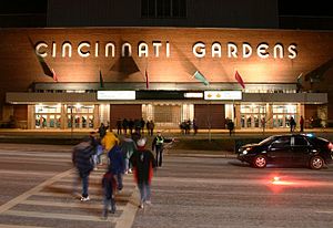 The Cincinnati Gardens, inaugurado em 1949 (2004)