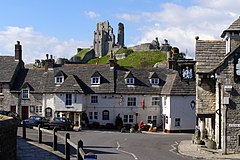 Corfe Kalesi ve Greyhound Inn Dorset England.jpg