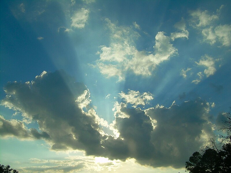 File:Crepuscular rays 01.JPG