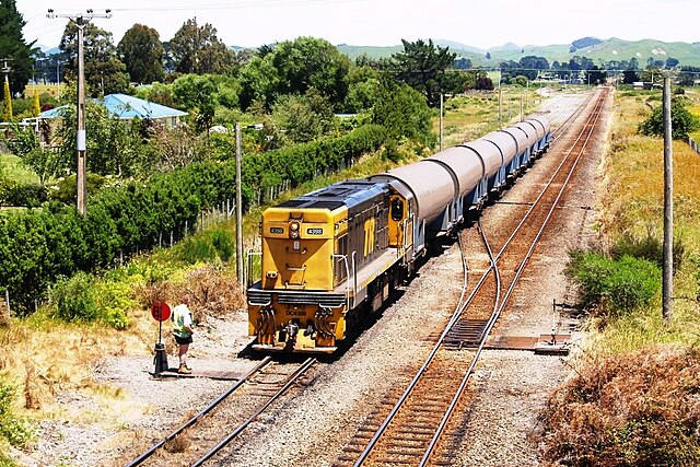 DC4398 shunts milk tanks from Palmerston North at Oringi in 2008